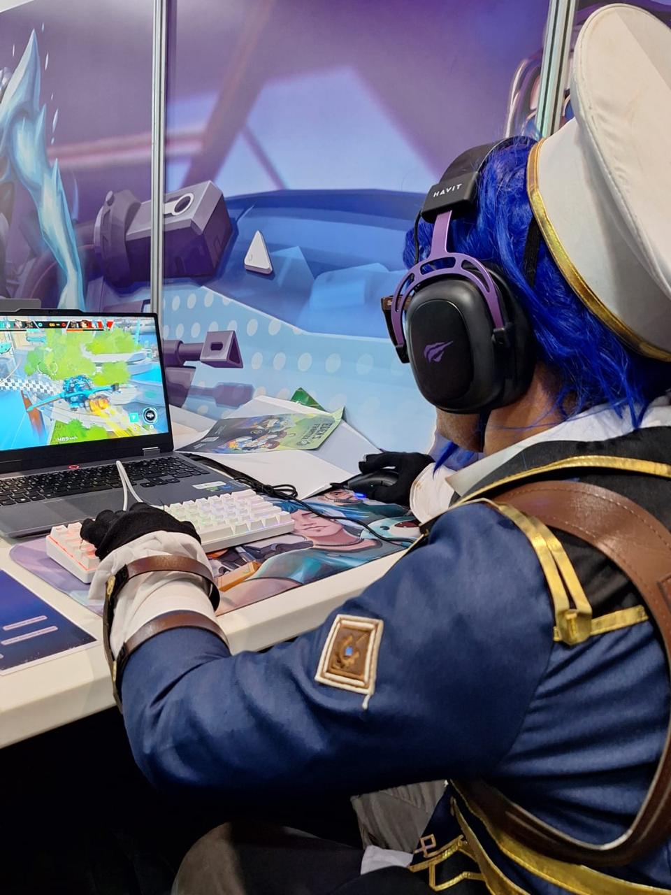 Cosplayer jogando Wedgetail no estande