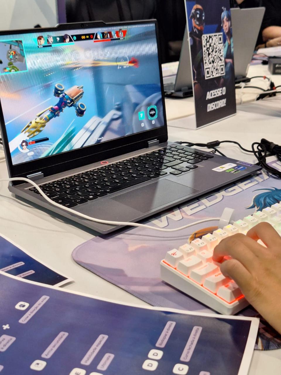 Gameplay de combate aéreo no notebook do estande